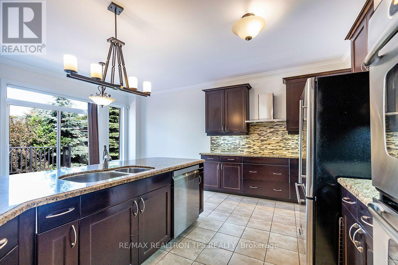555 Kingsfield Loop, Oshawa, Ontario  L1K 0H8 - Photo 9 - E13574936