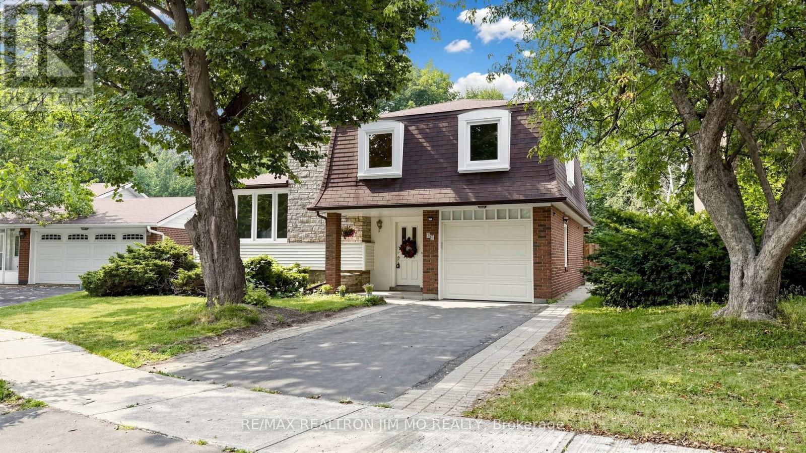 40 RAVENCLIFF CRESCENT, Toronto, Ontario