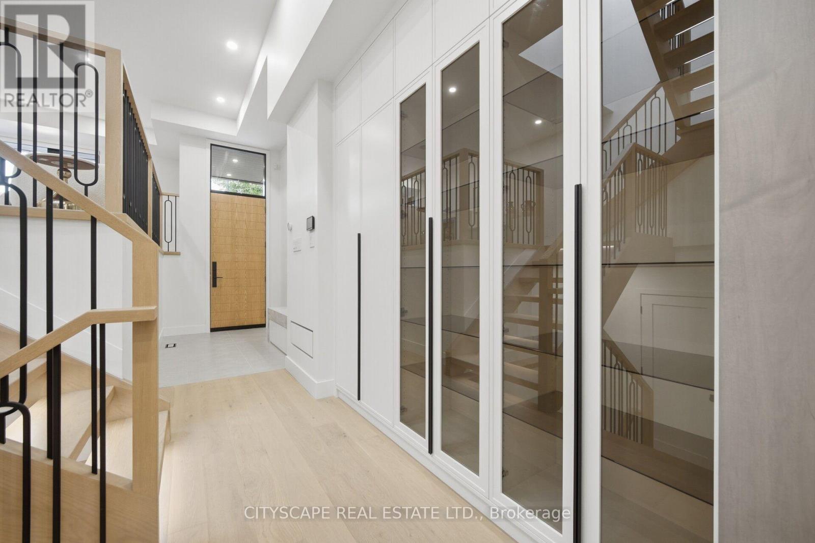 10b Holmstead Avenue, Toronto, Ontario  M4B 1T1 - Photo 5 - E13575016