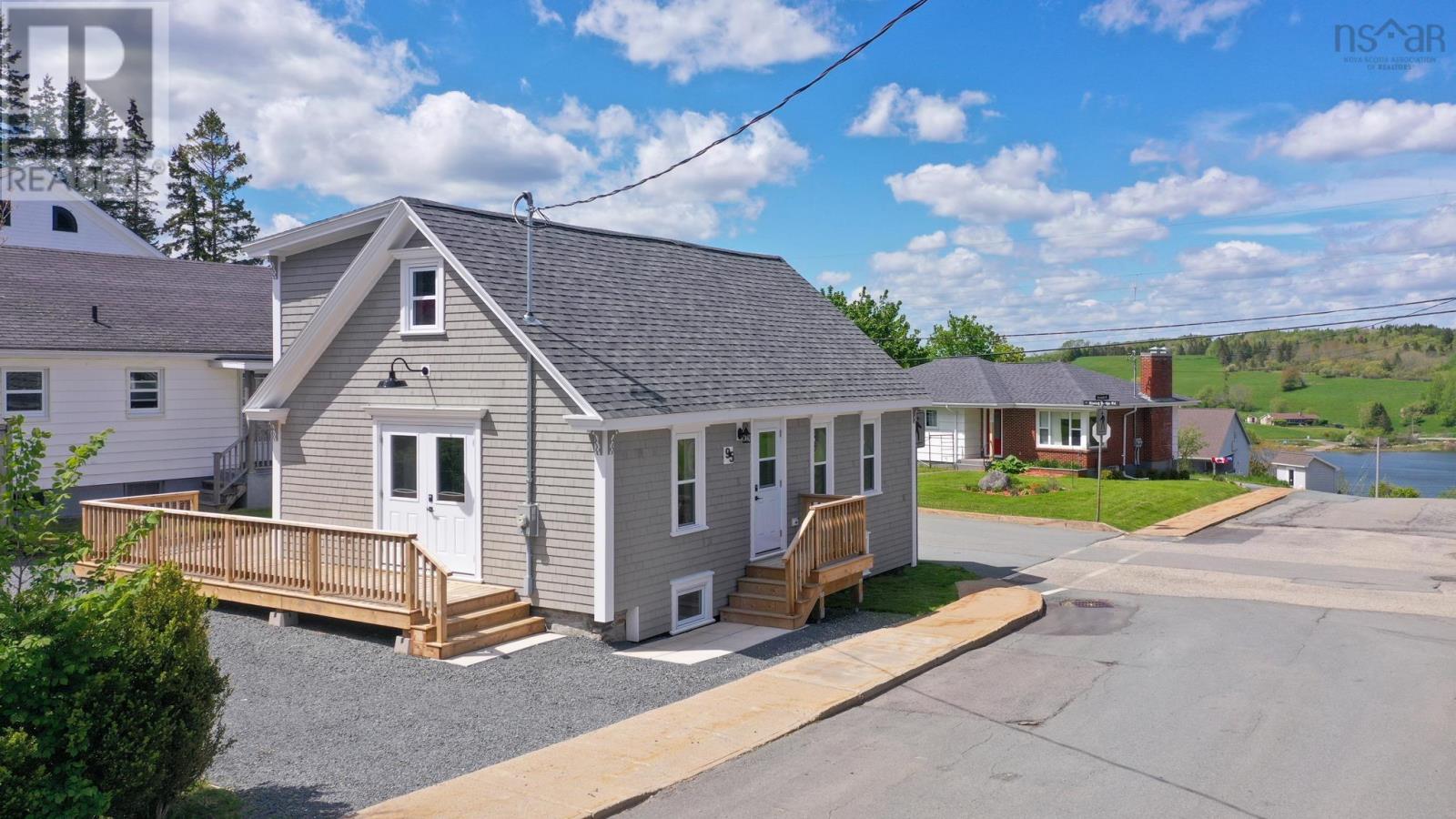 95 Cornwallis Street, Lunenburg, Nova Scotia  B0J 2C0 - Photo 2 - 202612723