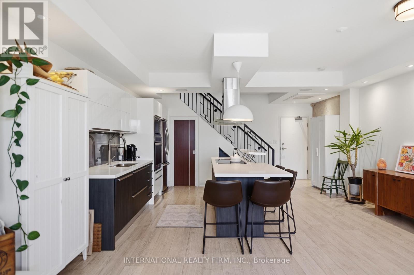 <div class="slider-price">$1,180,000</div><p>Ph27 - 500 Richmond St Street W, Toronto, Ontario</p>