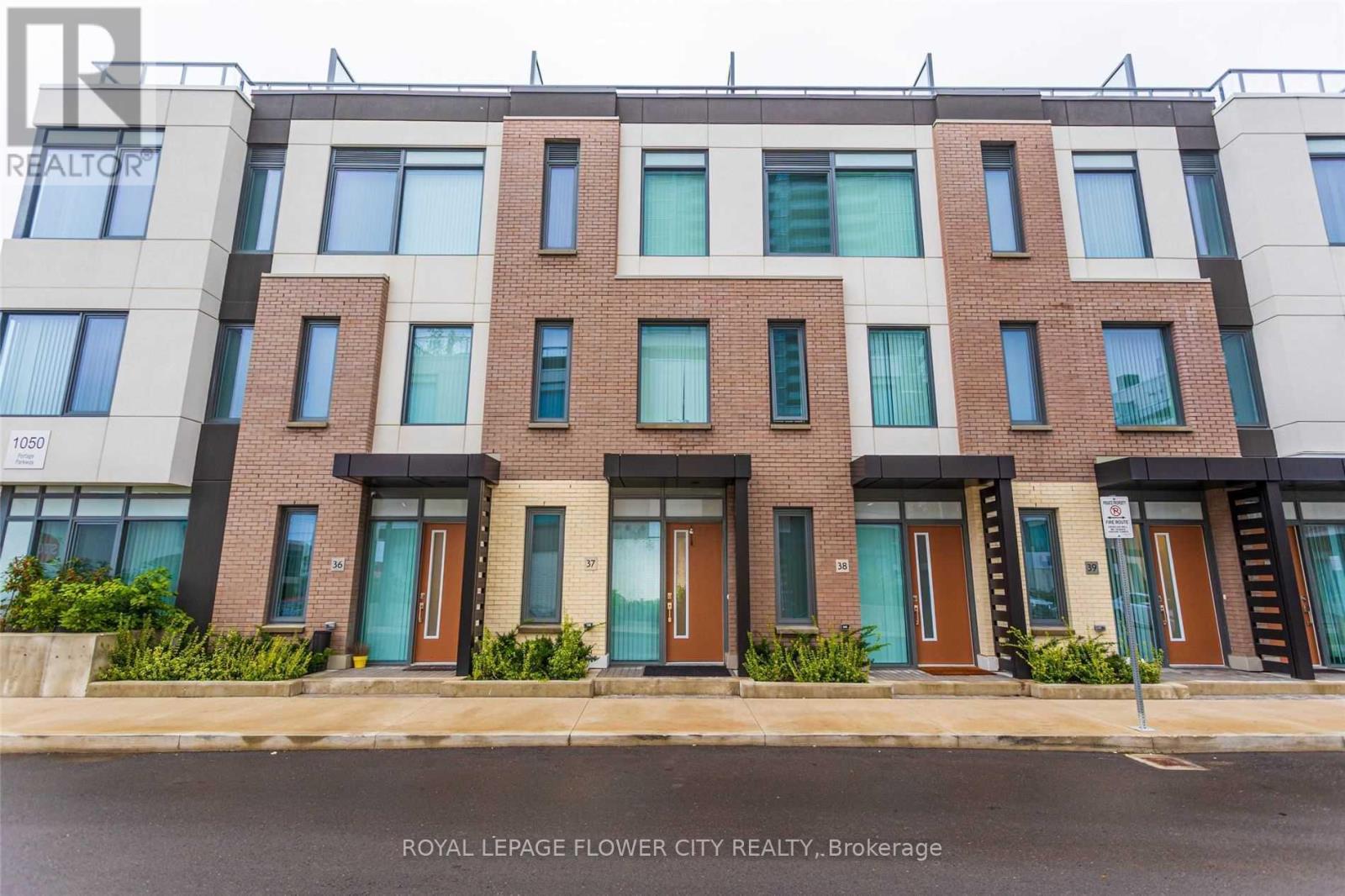 Th37 - 1050 Portage Parkway W, Vaughan, Ontario L4K 2M7 - Photo 2 - N13575690
