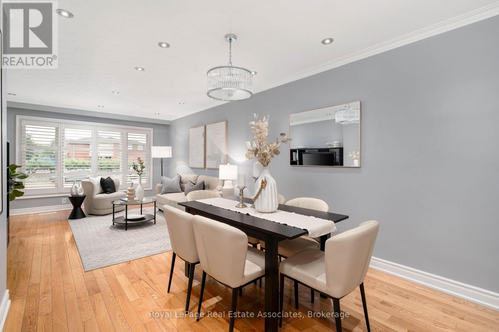 <div class="slider-price">$918,000</div><p>12 Anchor Drive, Toronto, Ontario</p>