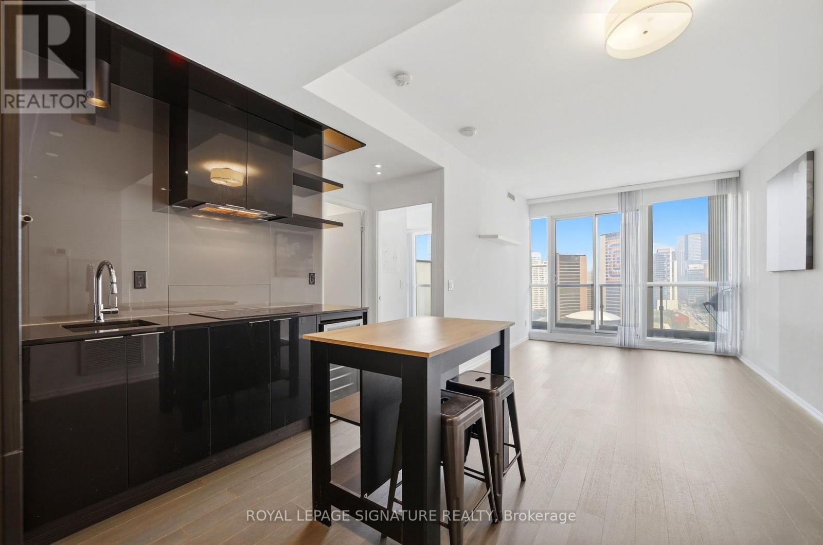 1916 - 70 TEMPERANCE STREET, Toronto, Ontario