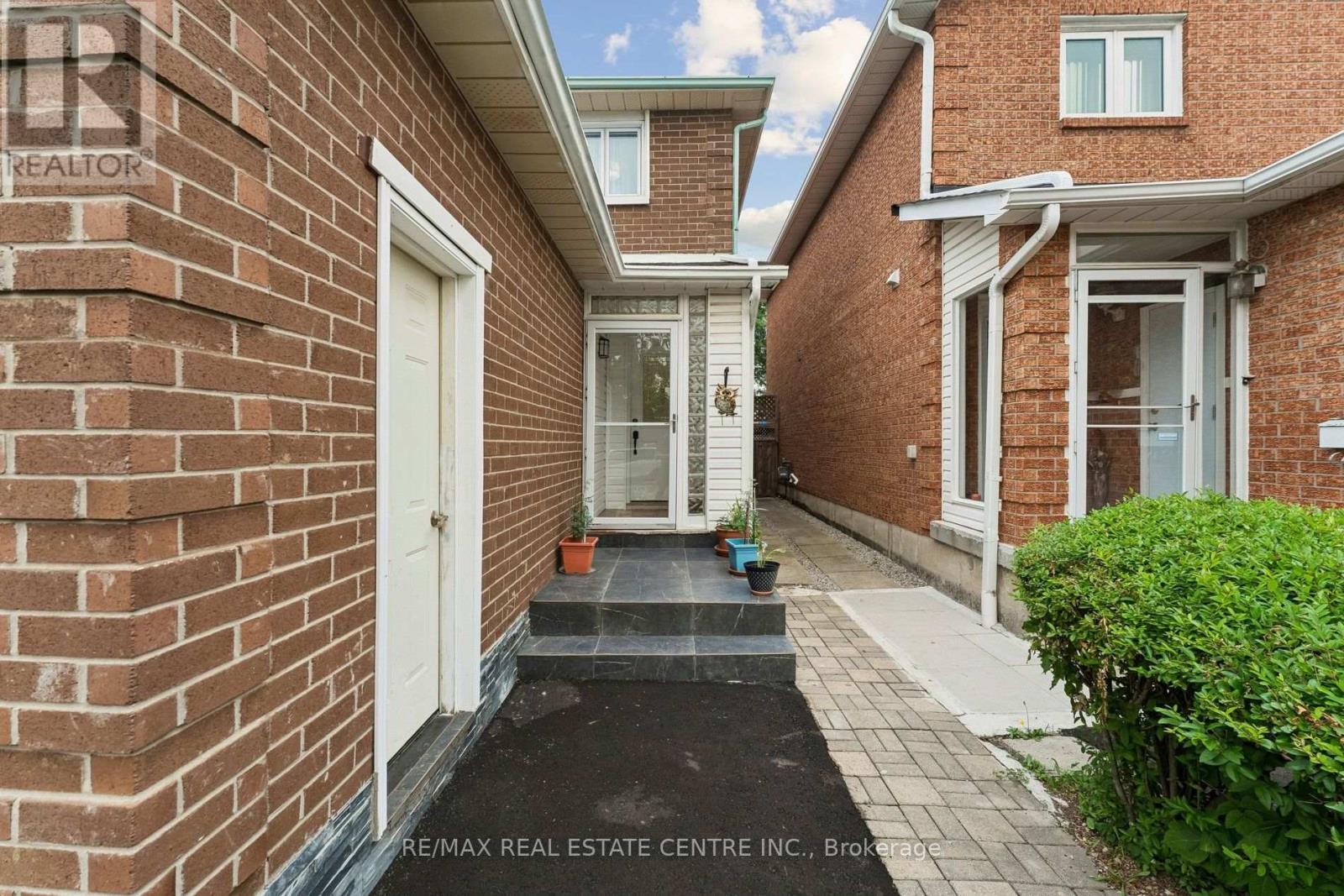 44 Adam Street, Brampton, Ontario  L6Z 2R9 - Photo 3 - W13575998