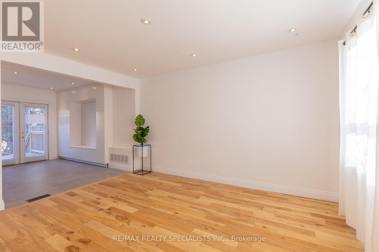 11 Dayton Avenue, Toronto, Ontario  M8Z 3L8 - Photo 3 - W13576112