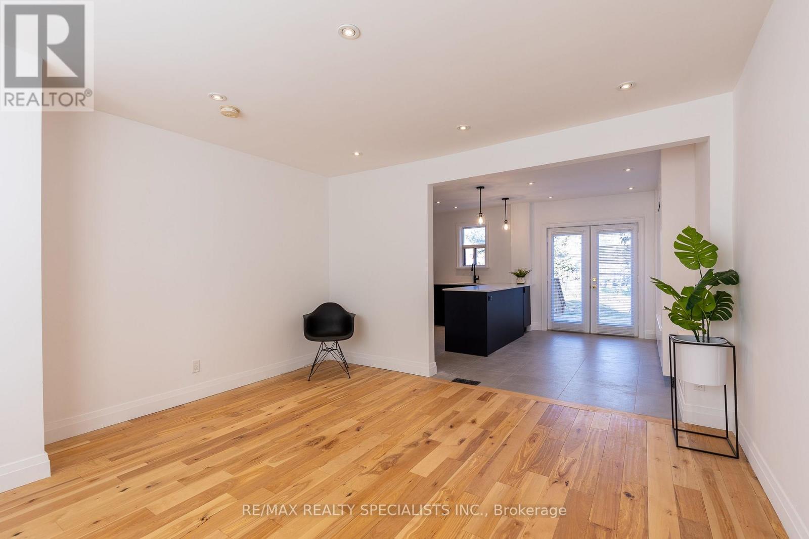 11 Dayton Avenue, Toronto, Ontario  M8Z 3L8 - Photo 4 - W13576112
