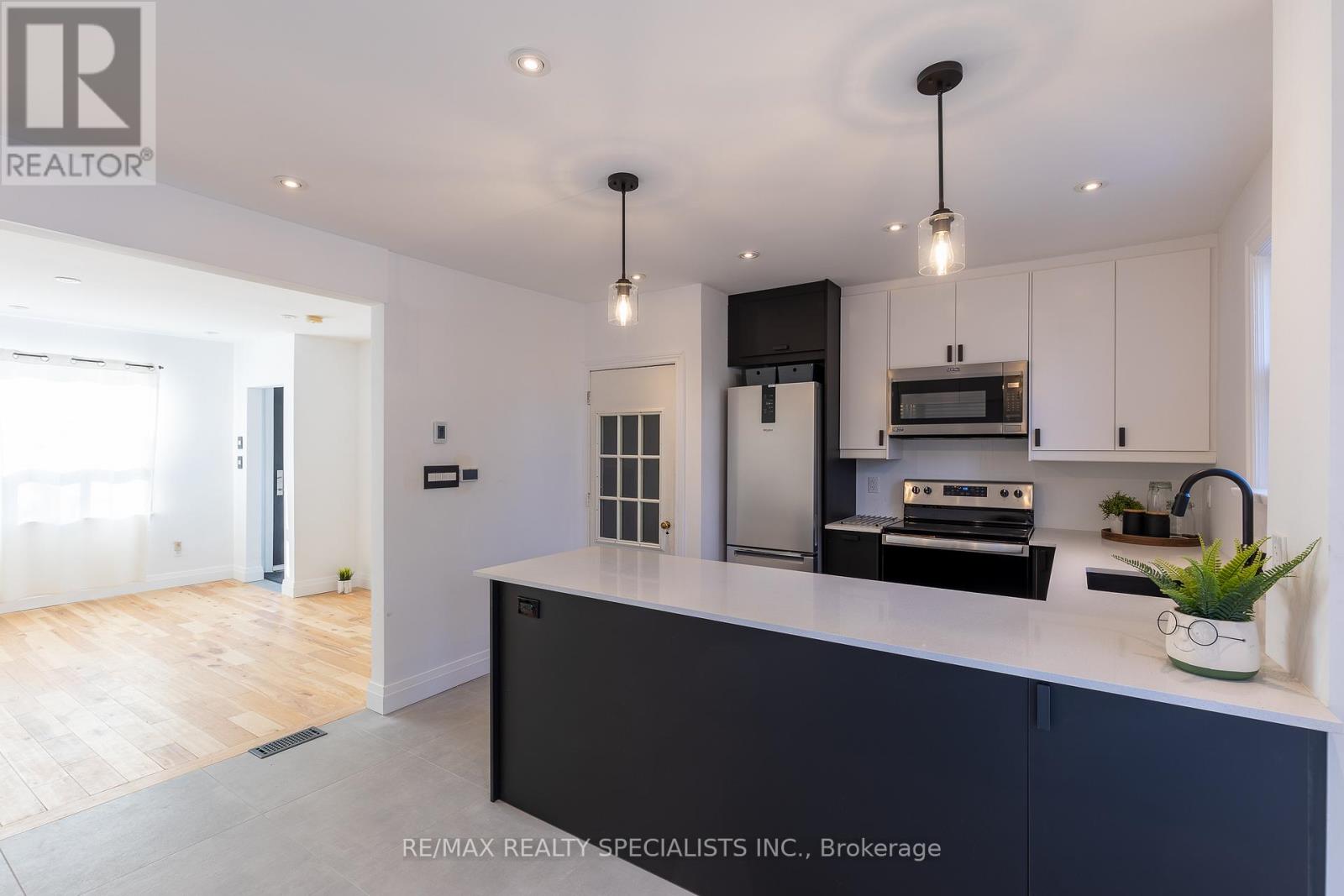 11 Dayton Avenue, Toronto, Ontario  M8Z 3L8 - Photo 5 - W13576112