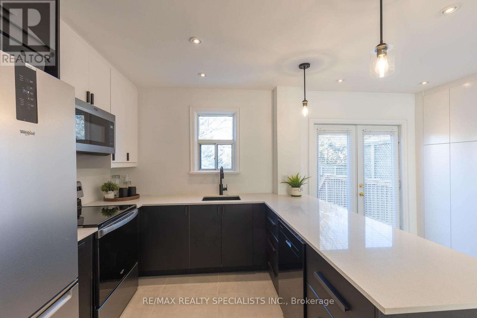 11 Dayton Avenue, Toronto, Ontario  M8Z 3L8 - Photo 8 - W13576112