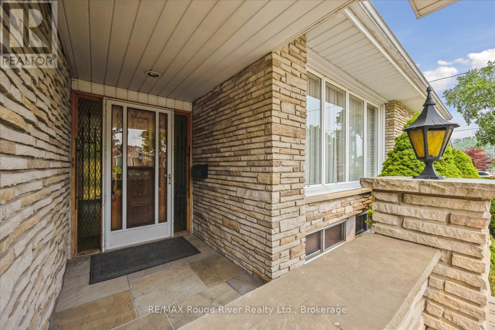 20 Tayrow Road, Toronto, Ontario  M9W 2T9 - Photo 4 - W13576234