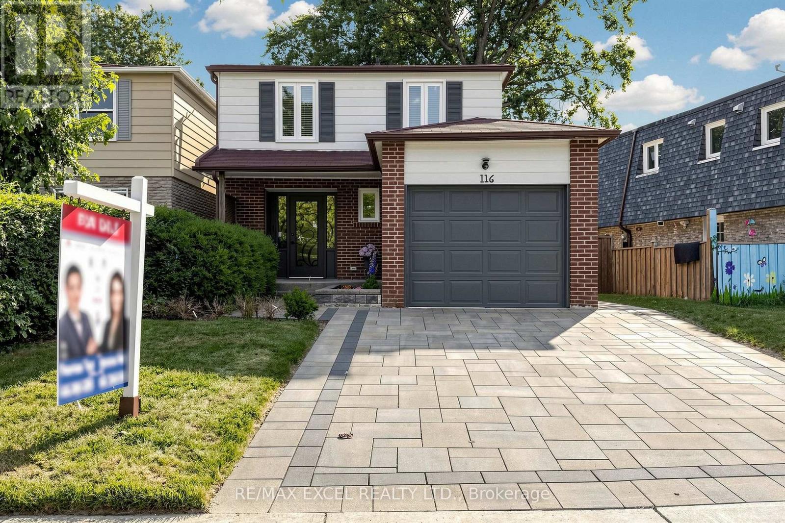 <div class="slider-price">$799,000</div><p>116 Glen Springs Drive, Toronto, Ontario</p>