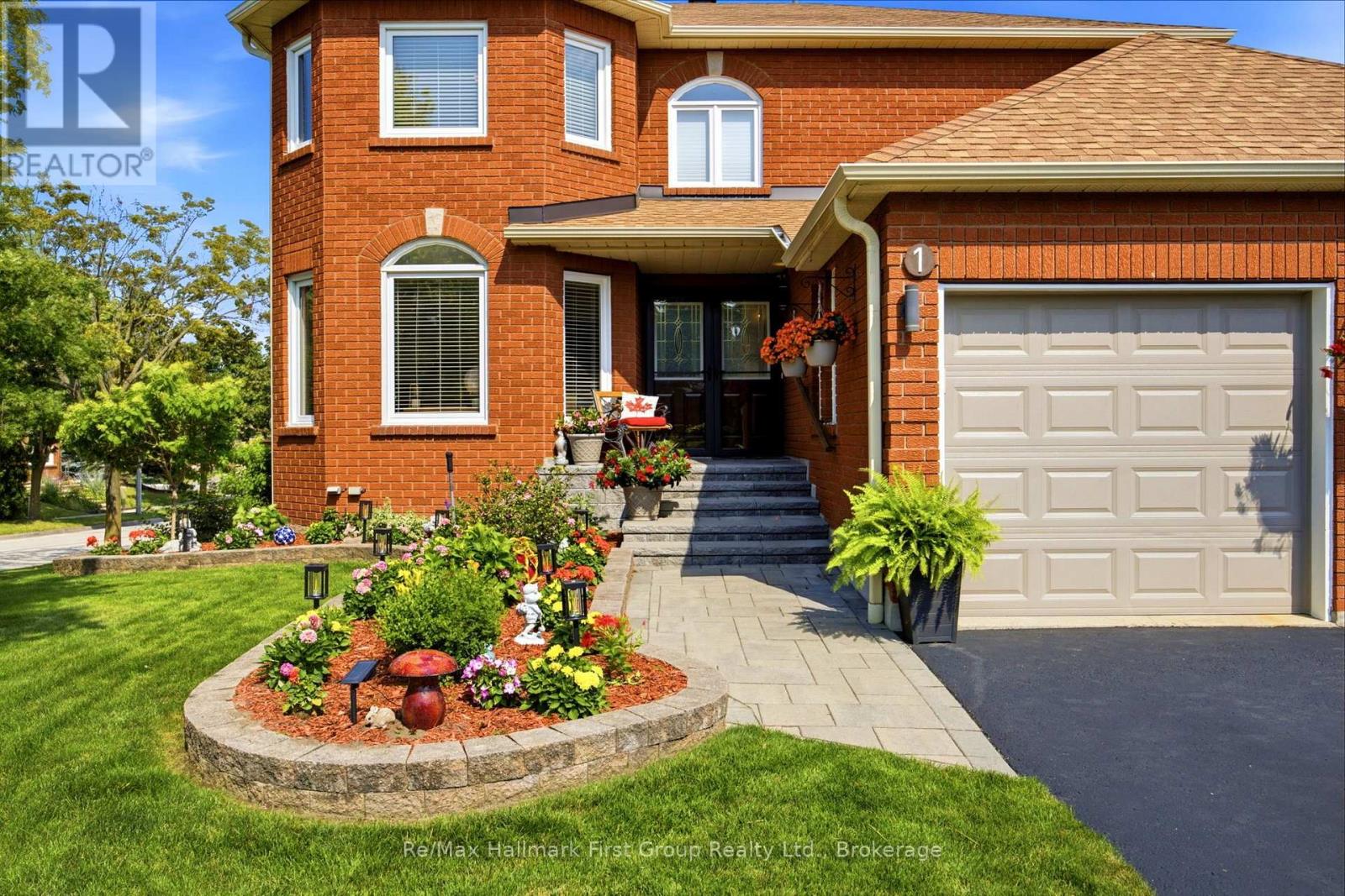 1 Glencedar Crescent, Whitby (Pringle Creek), Ontario L1R 1X2 - Photo 2 - E13576380