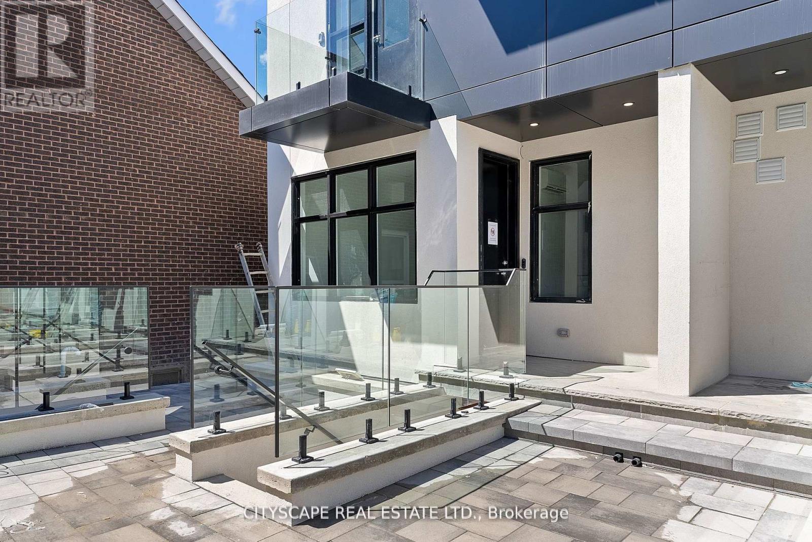 MAIN #2 - 591 OAKWOOD AVENUE, Toronto (Oakwood Village)