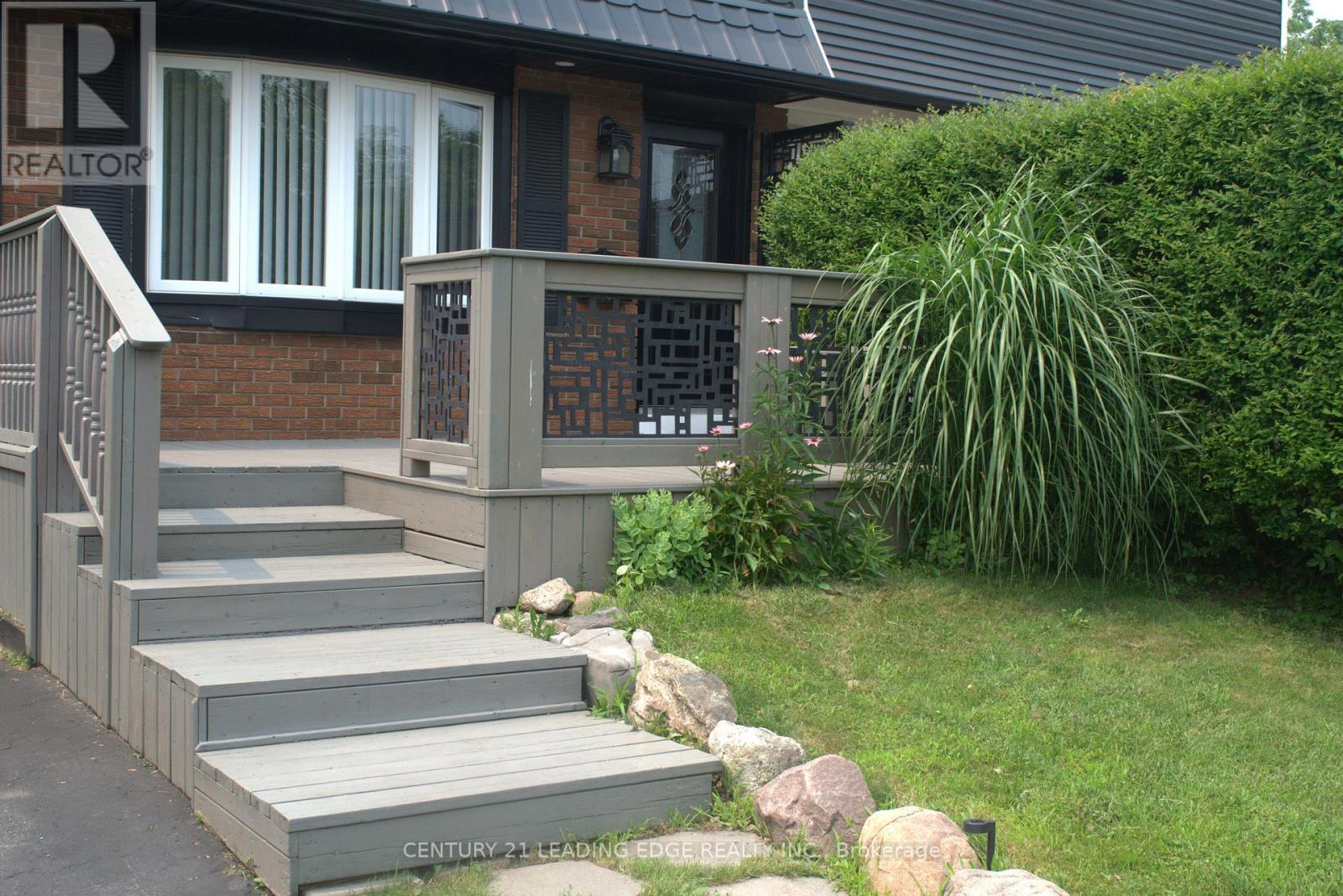 1128 Valley Court N, Oshawa, Ontario  L1J 3M5 - Photo 2 - E13576560