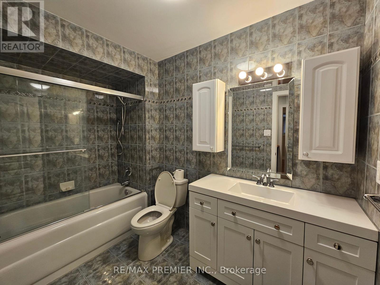 Main Floor - 99 Albany Drive, Vaughan, Ontario  L4L 2X6 - Photo 11 - N13576538