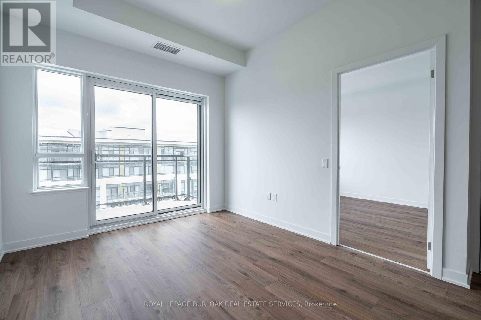 PH21 - 395 DUNDAS STREET W