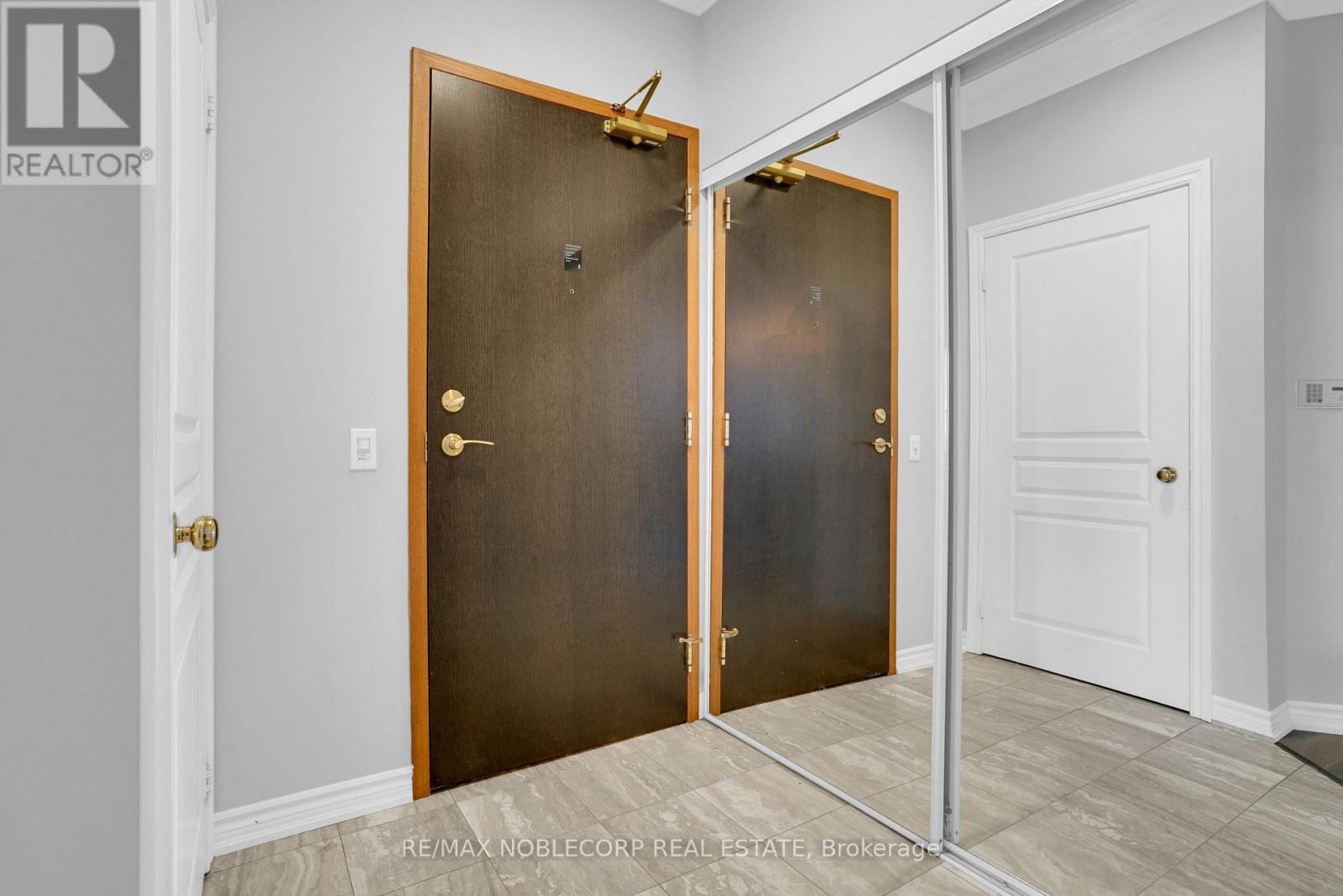 1001 - 1 Belvedere Court, Brampton, Ontario  L6V 4M6 - Photo 2 - W13576558