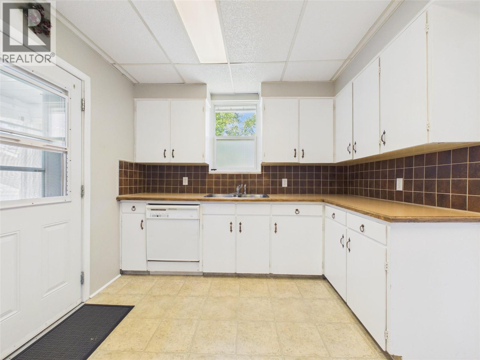 217 6th Avenue S, Cranbrook, British Columbia V1C 2H7 - Photo 6 - 10394603