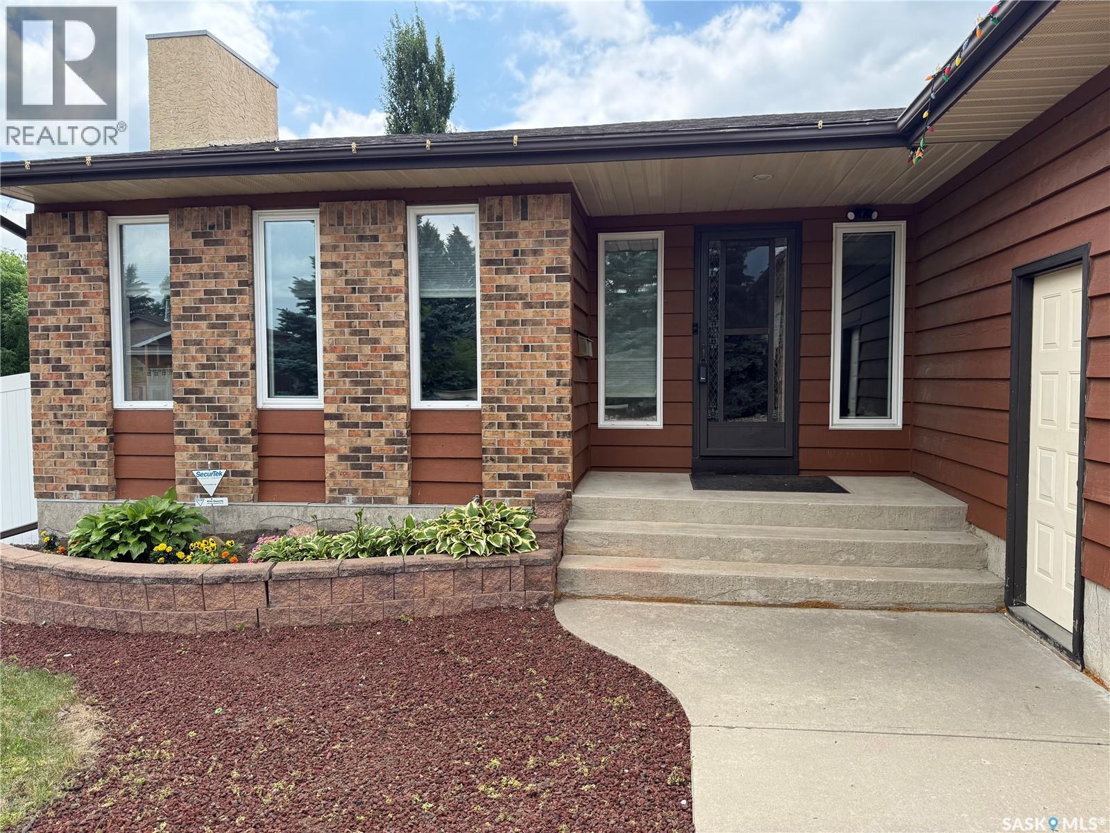 2746 Poplar Place E, Regina, Saskatchewan  S4V 1K8 - Photo 2 - SK042855