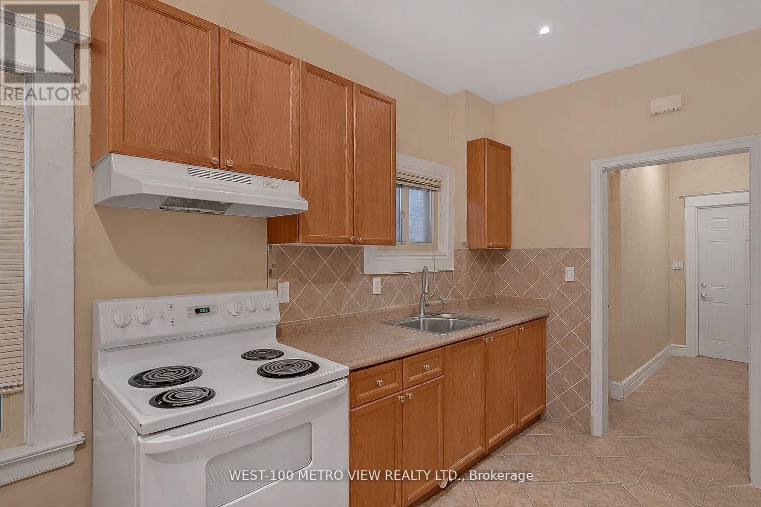1733 Dufferin Street, Toronto, Ontario  M6E 3N9 - Photo 13 - C13576870
