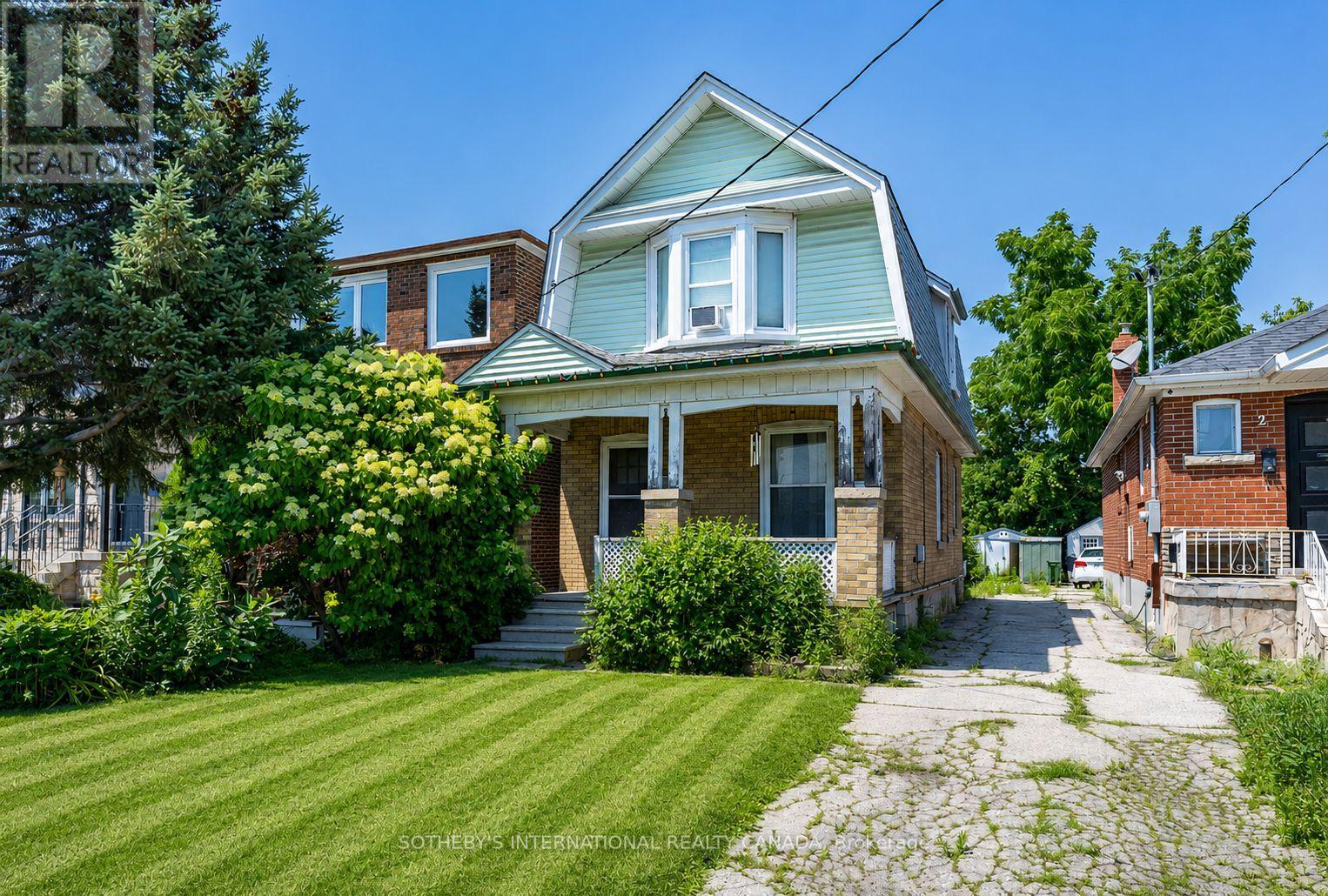 <div class="slider-price">$699,000</div><p>4 Marshall Boulevard, Toronto, Ontario</p>