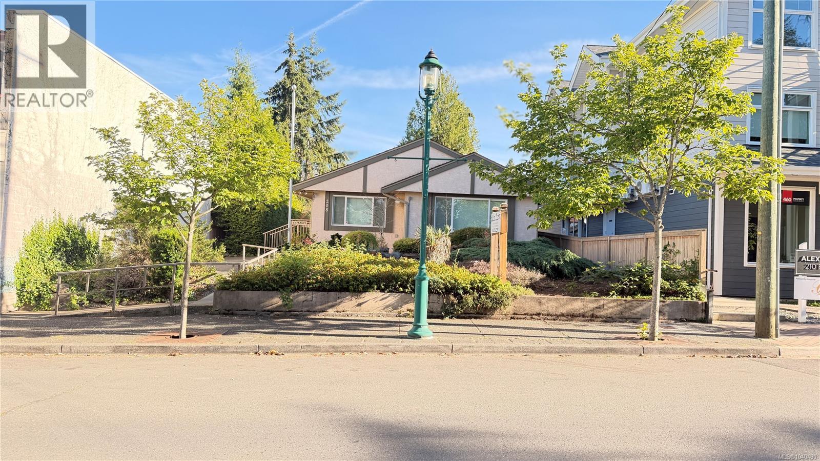 208 First Ave W, Qualicum Beach, British Columbia  V9K 2P7 - Photo 2 - 1040490