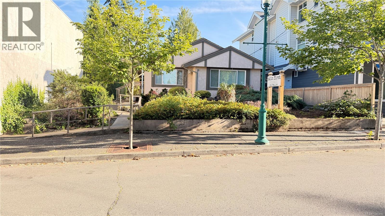 208 First Ave W, Qualicum Beach, British Columbia  V9K 2P7 - Photo 3 - 1040490