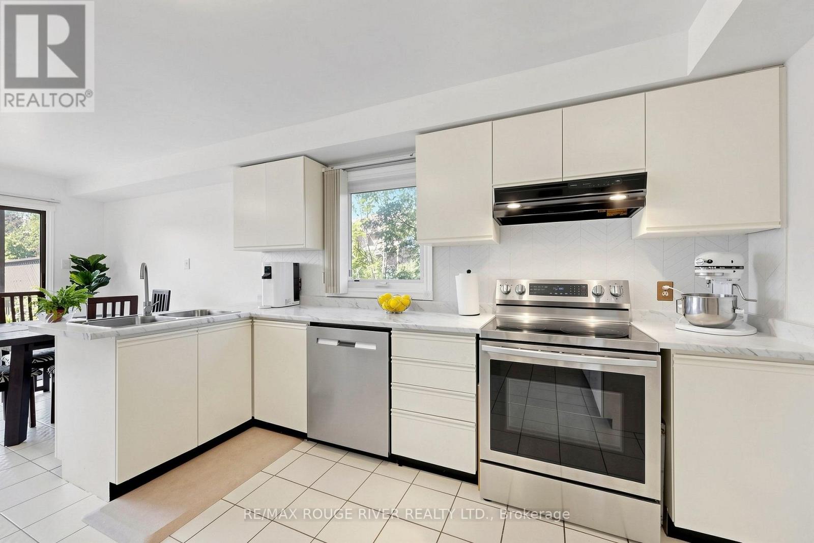 4 Atrium Lane, Toronto, Ontario  M1B 4T3 - Photo 18 - E13560146
