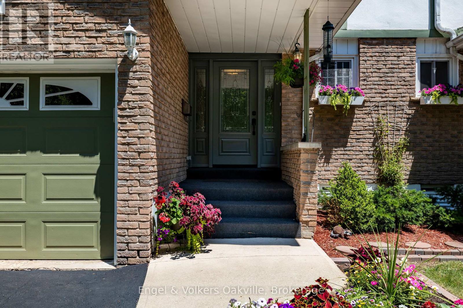 1329 White Oaks Boulevard, Oakville, Ontario  L6H 2N7 - Photo 4 - W13577464