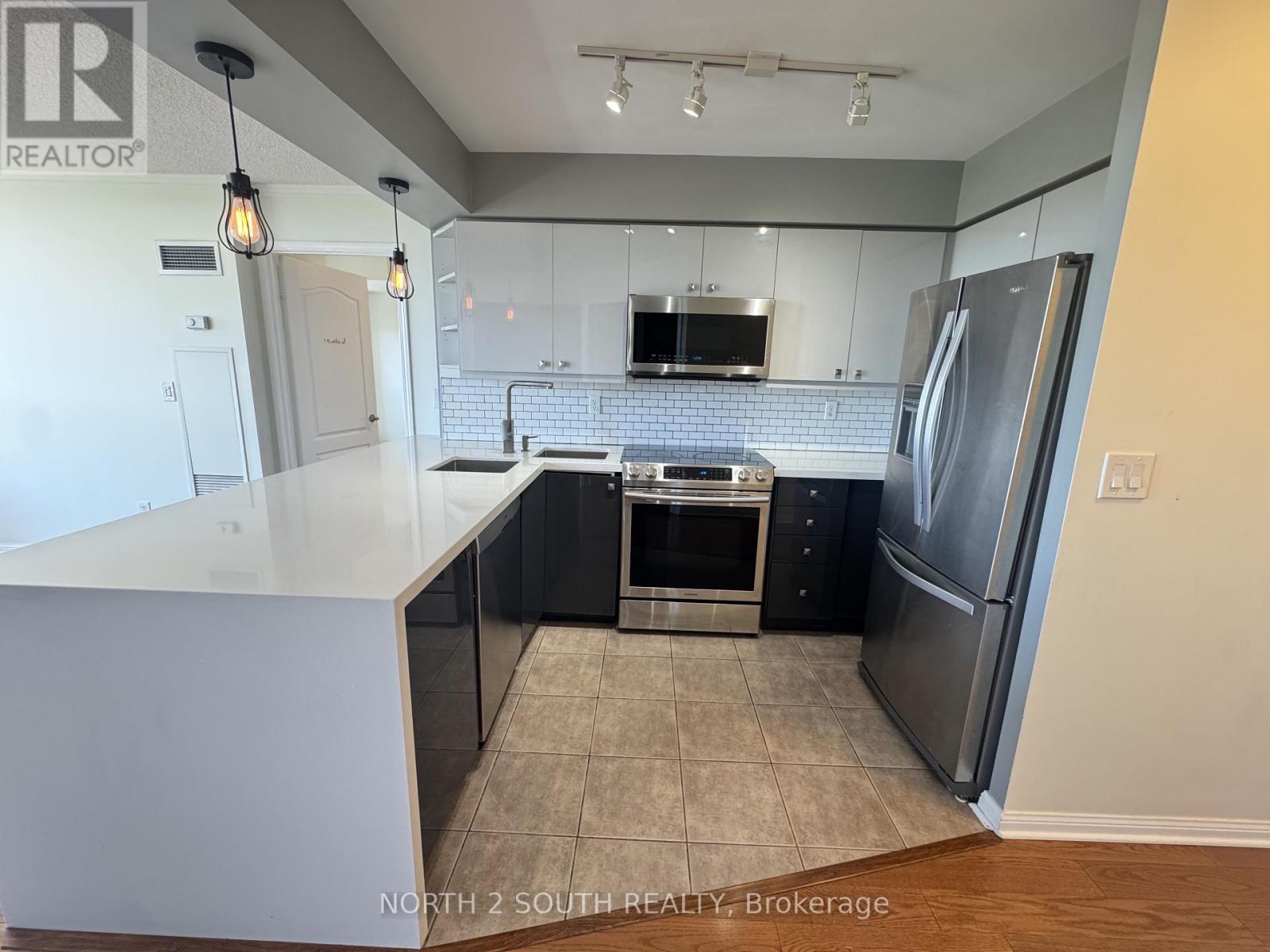 1002 - 1150 Parkwest Place, Mississauga, Ontario  L5E 3K4 - Photo 2 - W13577540