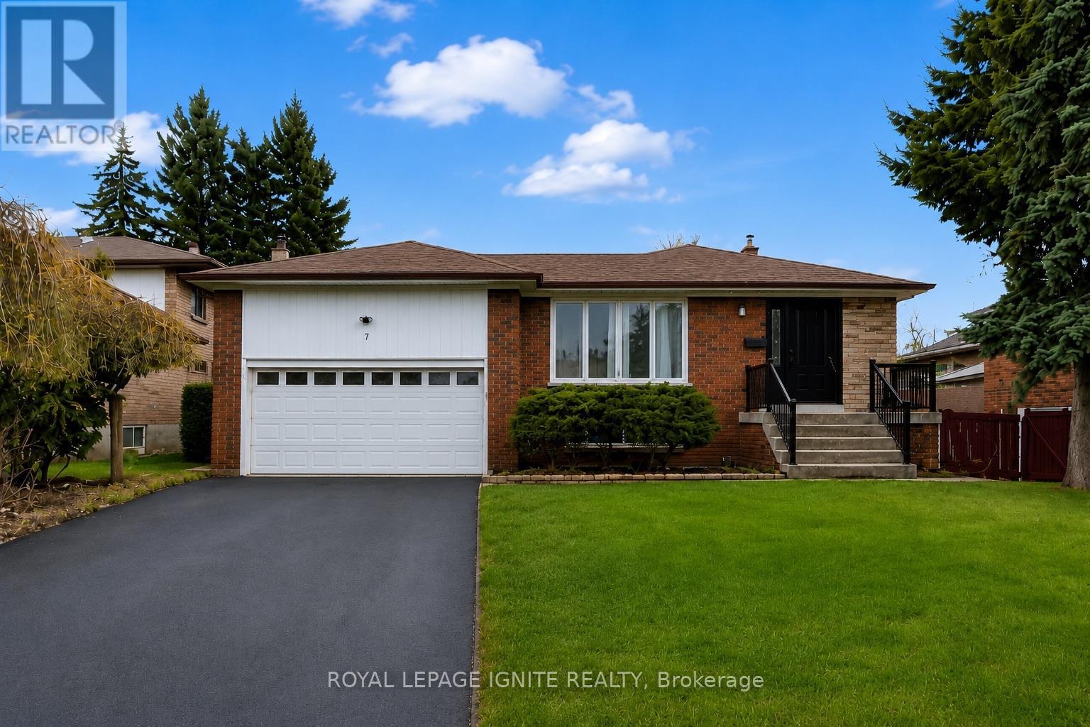 7 BRIARBLUFF AVENUE, Toronto, Ontario