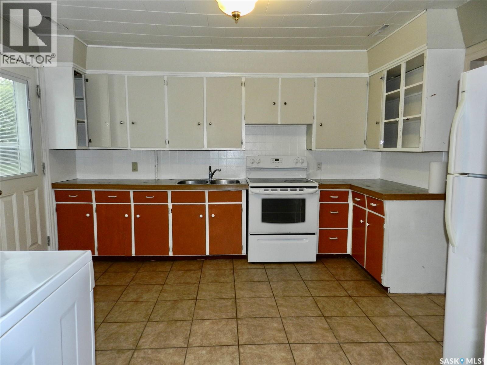 1112 Lillooet Street W, Moose Jaw, Saskatchewan S6H 5A3 - Photo 4 - SK042878