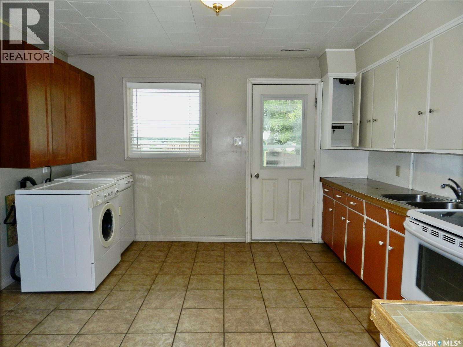 1112 Lillooet Street W, Moose Jaw, Saskatchewan S6H 5A3 - Photo 6 - SK042878