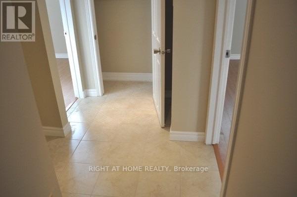242 Demaine Crescent, Richmond Hill, Ontario  L4C 2W5 - Photo 4 - N13577598