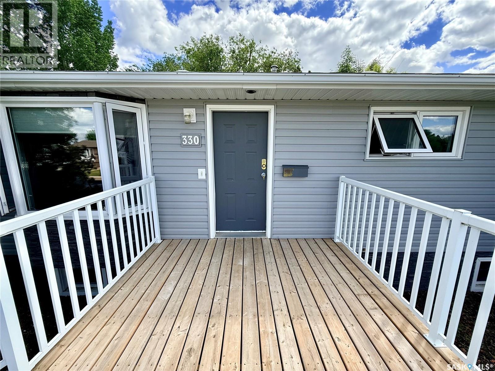 330 Aspen Drive, Swift Current, Saskatchewan S9H 4T1 - Photo 2 - SK042794
