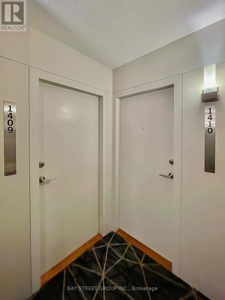 1409 - 21 Carlton Street, Toronto, Ontario  M5B 1L3 - Photo 3 - C13577806