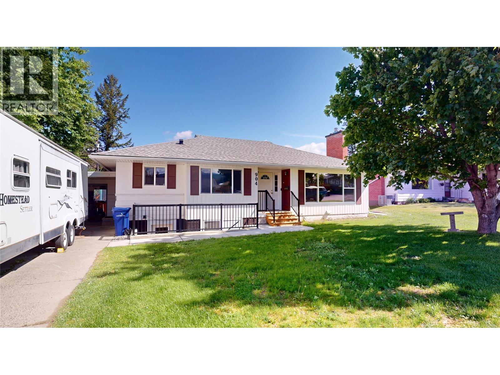 904 9th Street S, Cranbrook, British Columbia  V1C 1R7 - Photo 1 - 10395105