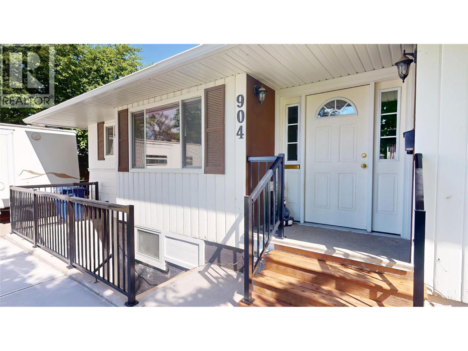 904 9th Street S, Cranbrook, British Columbia  V1C 1R7 - Photo 3 - 10395105