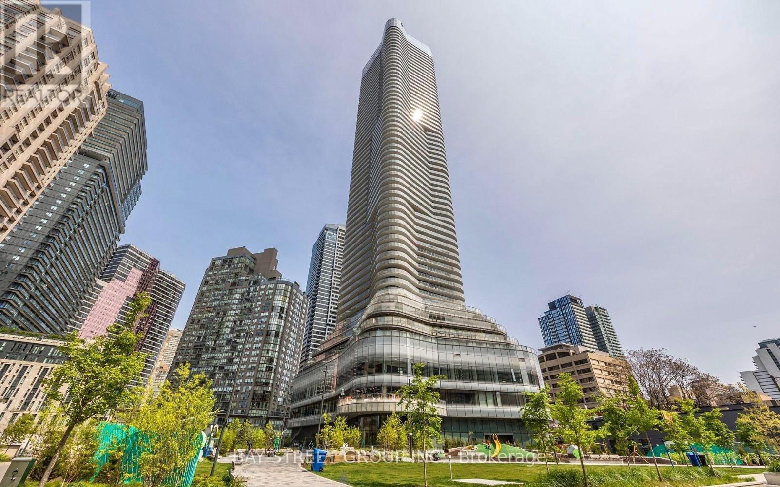 608 - 11 Wellesley Street W, Toronto, Ontario M4Y 0G4 - Photo 2 - C13578076