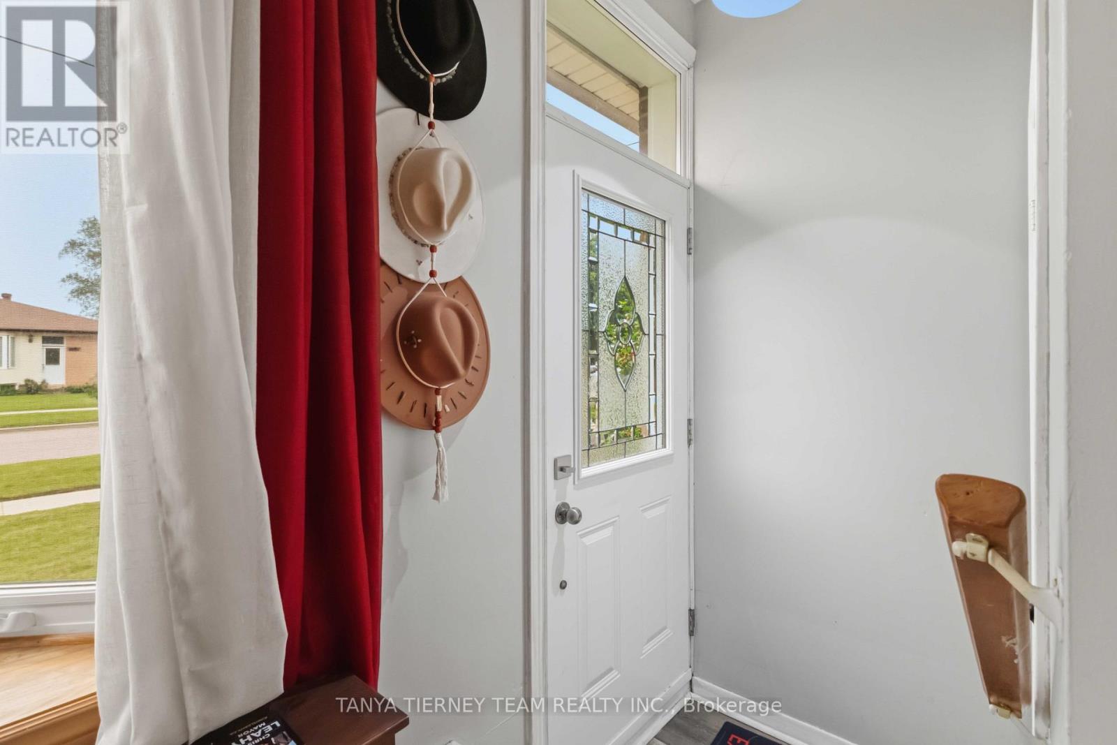 322 Rosedale Drive, Whitby, Ontario  L1N 1Z3 - Photo 4 - E13578022