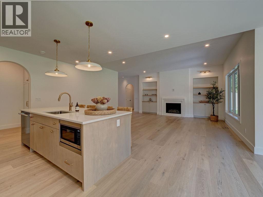 414 Solaz Place, Gibsons, British Columbia  V0N 1V5 - Photo 11 - R3131535