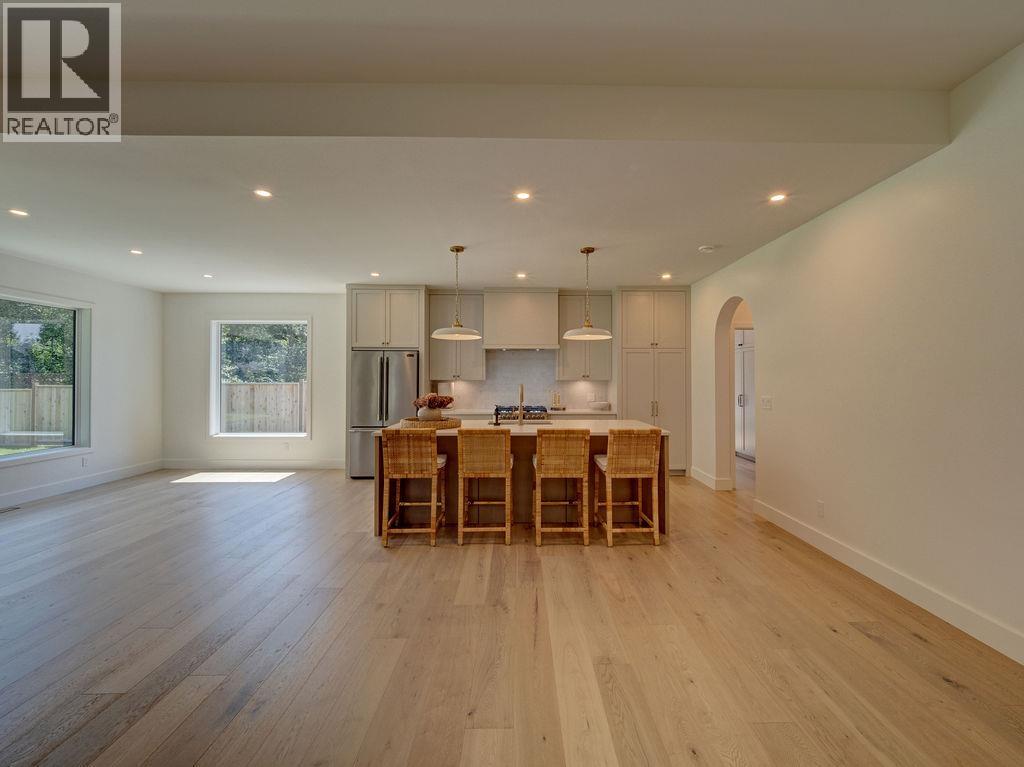 414 Solaz Place, Gibsons, British Columbia  V0N 1V5 - Photo 7 - R3131535