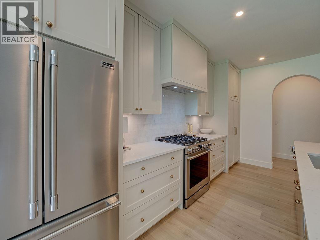 414 Solaz Place, Gibsons, British Columbia  V0N 1V5 - Photo 10 - R3131535