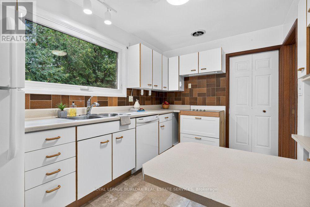 572 Bridgman Avenue, Burlington, Ontario  L7R 2V4 - Photo 17 - W13578472