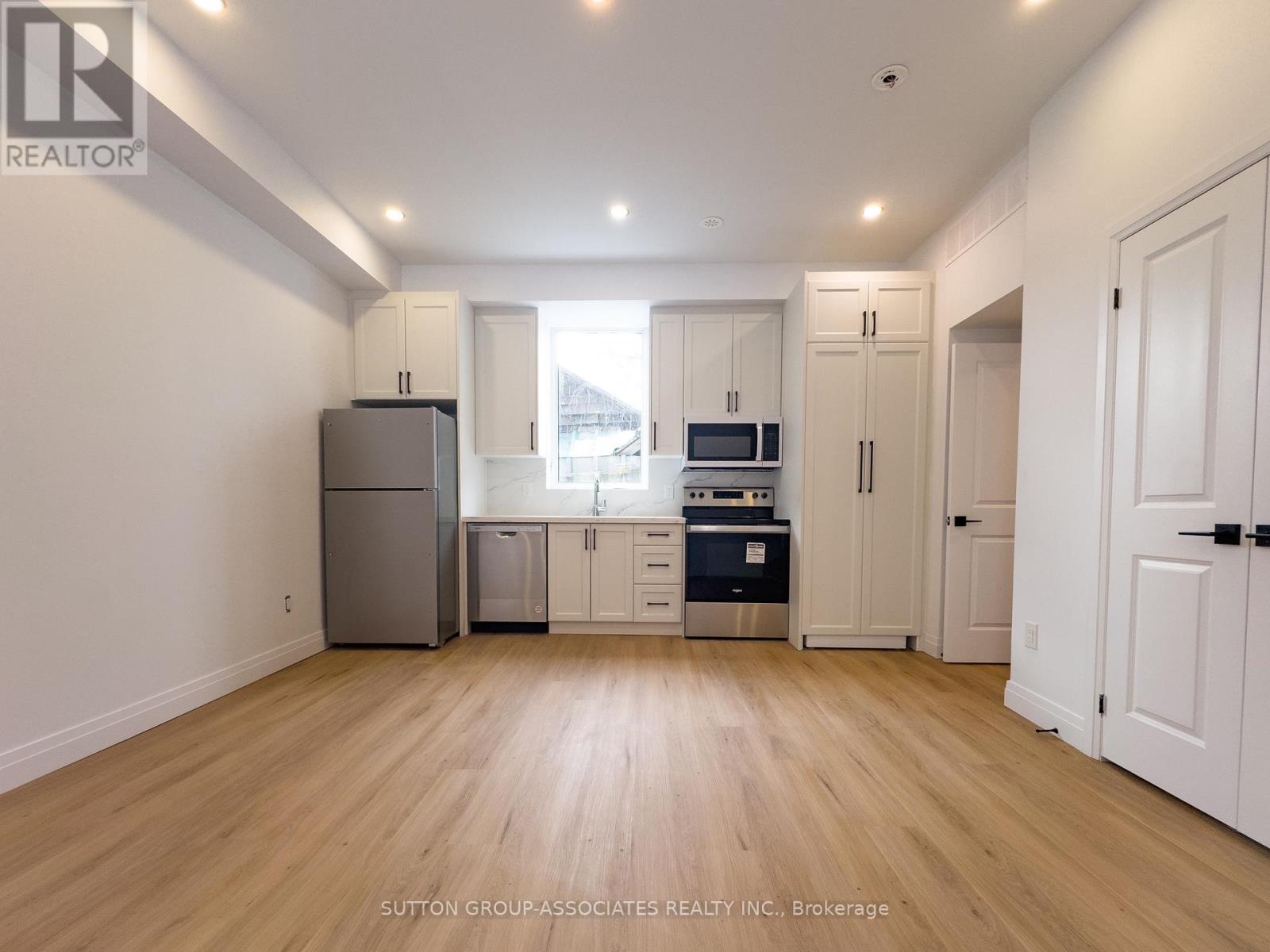 LANEWAY - 62 HARTLEY AVENUE, Toronto (Briar Hill-Belgravia)