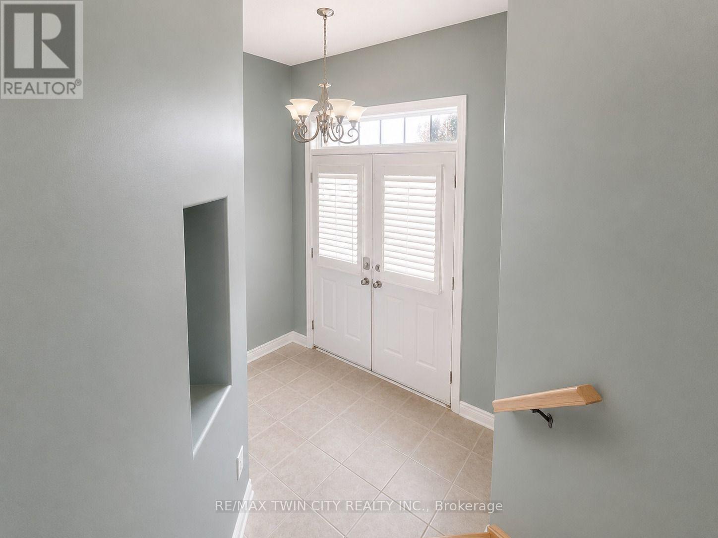 Upper - 72 Newcastle Drive, Kitchener, Ontario N2R 1X2 - Photo 2 - X13578772