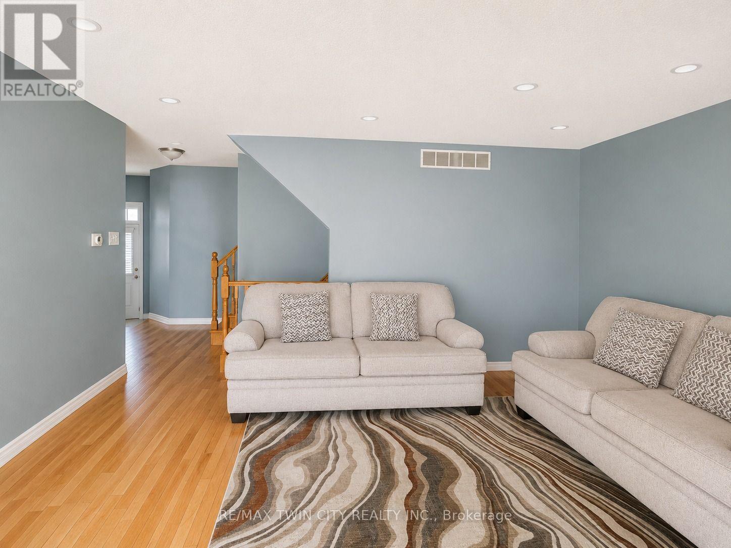 Upper - 72 Newcastle Drive, Kitchener, Ontario N2R 1X2 - Photo 4 - X13578772