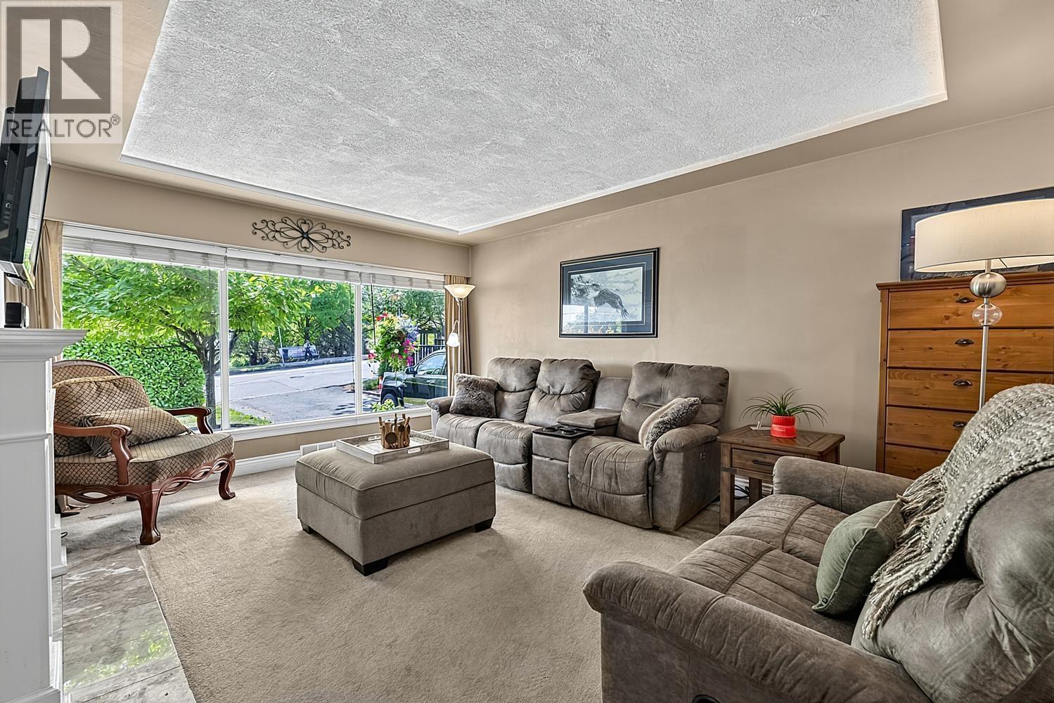 415 E EIGHTH AVENUE — photo 2