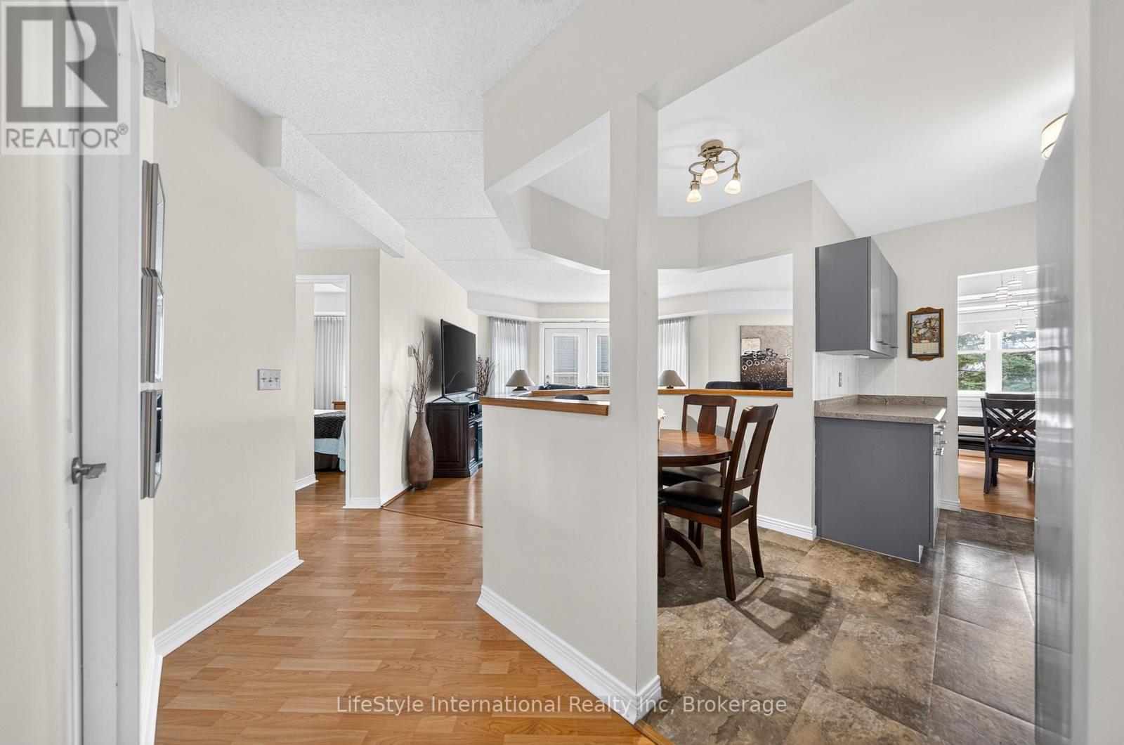 210 - 208 Silvercreek Parkway N, Guelph, Ontario  N1H 8H2 - Photo 2 - X13579018