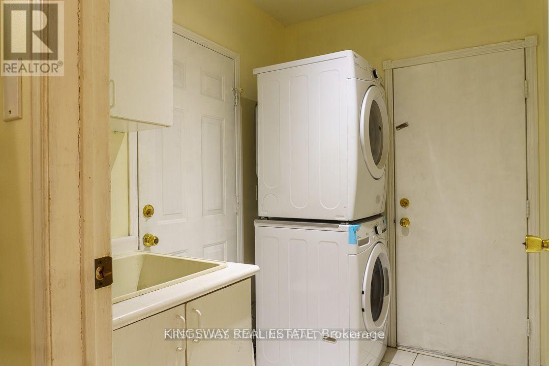 1048 CHARMINSTER CRESCENT - Photo 23
